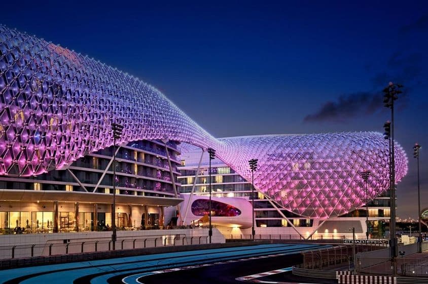 Circuito Yas Marina iluminado en la oscuridad.