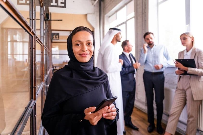 Trabajadores en un pasillo en los Emiratos Árabes Unidos.