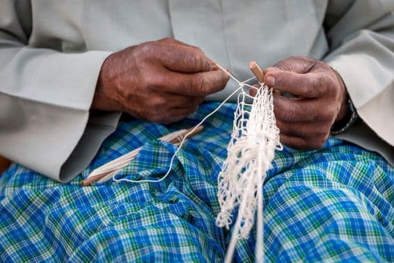 Preparación de redes de pesca.