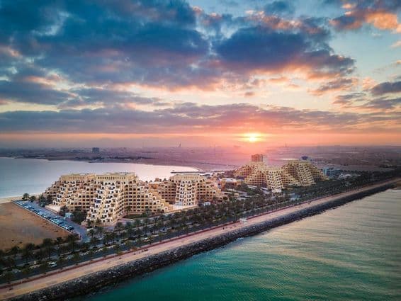 Amanecer en la playa de la isla Marjan, una isla artificial en el emirato de Ras Al Khaimah de los Emiratos Árabes Unidos.