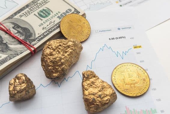 Oro, moneda de Bitcoin, paquete de dólares.