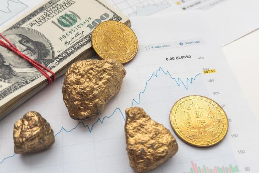 Oro, moneda de Bitcoin, paquete de dólares.