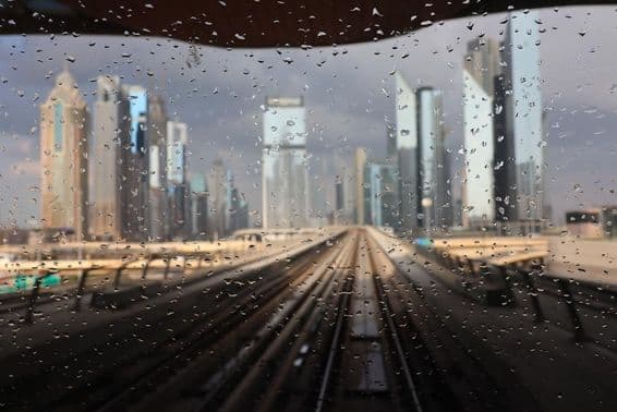 Lluvia en Dubái, vista desde la ventana de un metro.