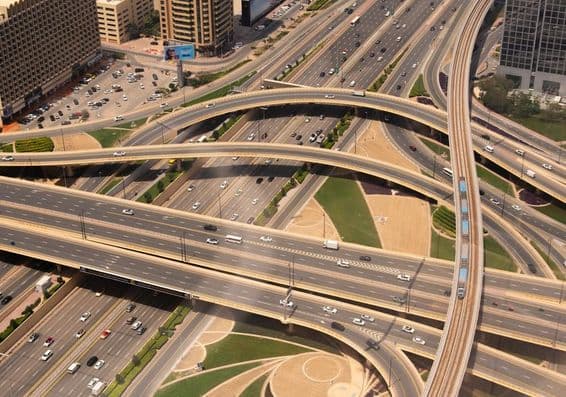 Cruce de Dubai con metro.