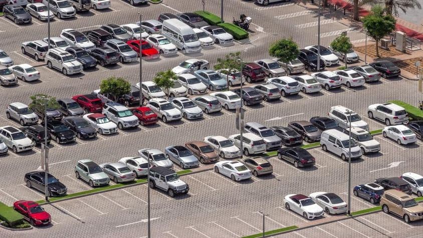 Dubai con coches estacionados.