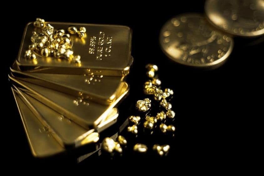 Barra de oro con una pureza de 999.9 y algunas migajas de oro.
