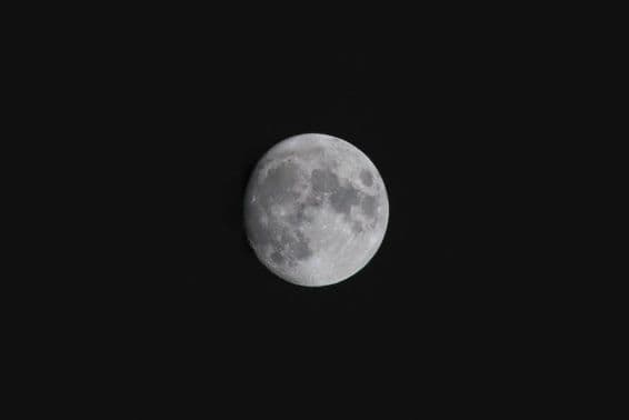 Luna sobre Dubái.
