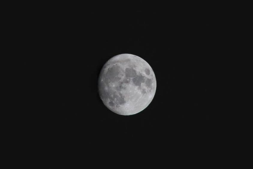 Luna sobre Dubái.