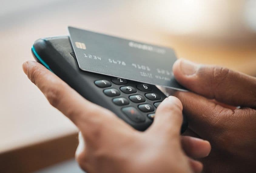 Pago con tarjeta de crédito en un terminal móvil.