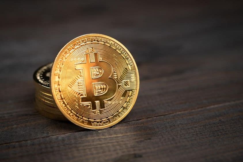 Monedas de Bitcoin sobre una mesa.