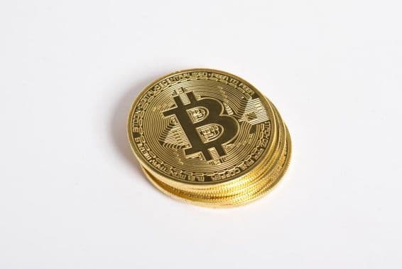 Monedas de Bitcoin doradas apiladas una sobre otra.