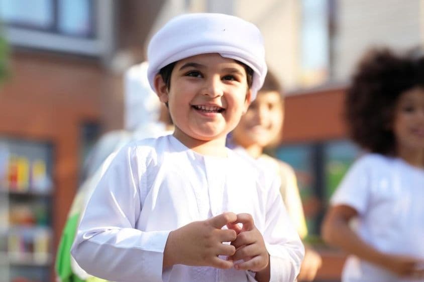 Escolar árabe en un salón de clases.