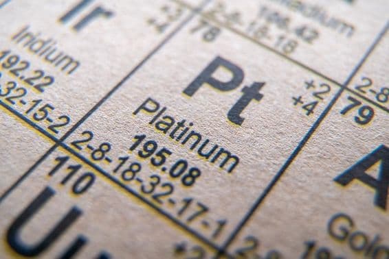 Símbolo del platino Pt número 78 en la tabla periódica.