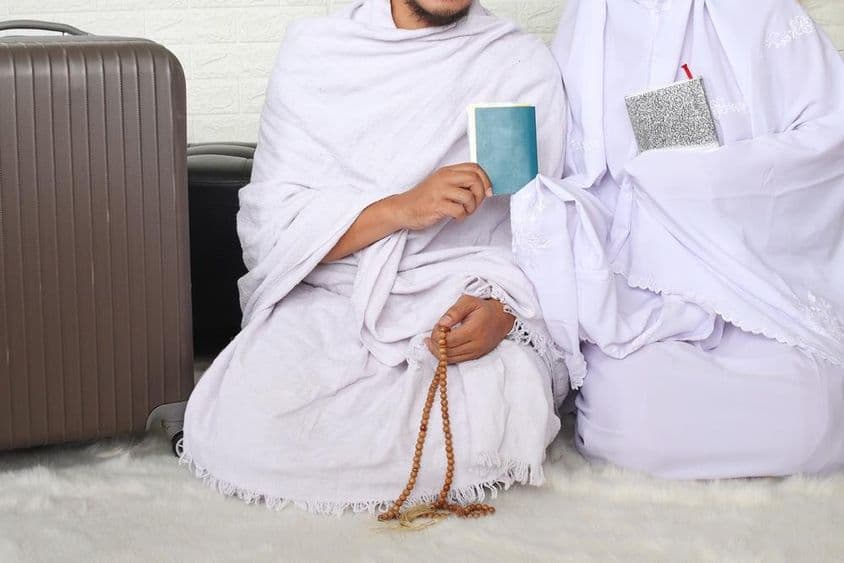 Una pareja musulmana lista para la Umrah.