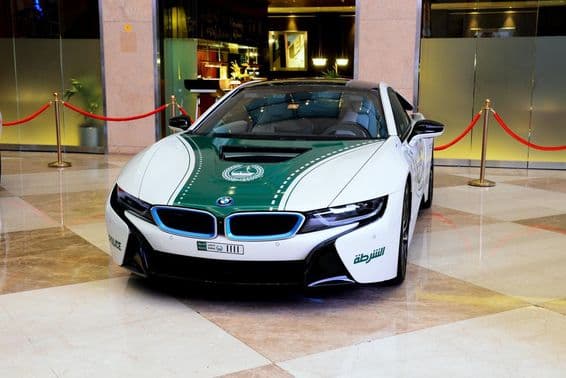 Coche de policía BMW en Dubái.