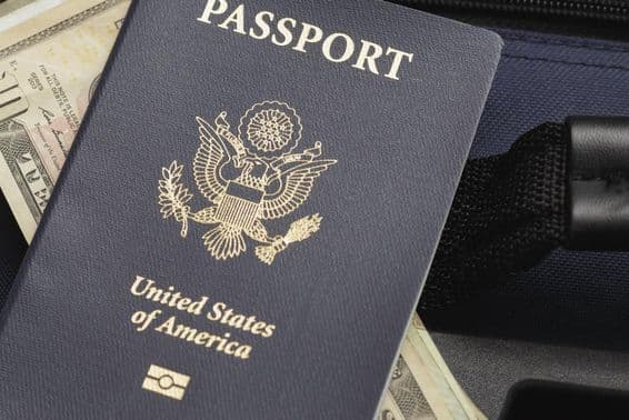 Pasaporte estadounidense descansando sobre dólares.