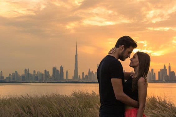 Pareja joven con el horizonte de Dubái al fondo.