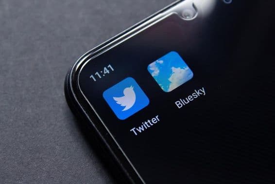 Aplicaciones de Bluesky y Twitter en el teléfono.
