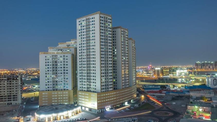 Paisaje urbano de Ajman con tejados y torres.