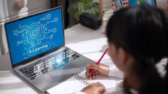 Escolar estudiando material educativo en casa.