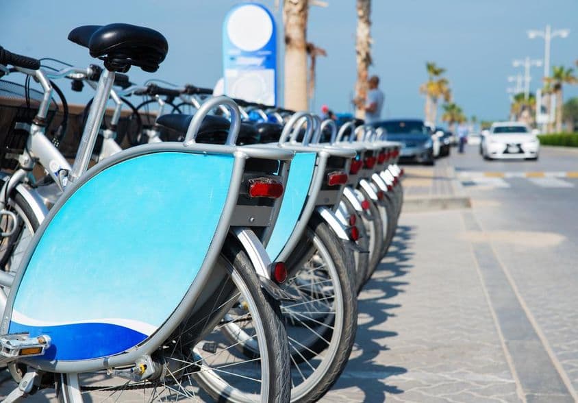 Bicicletas de Dubái colocadas ordenadamente en un estante.
