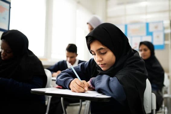 Niños musulmanes estudiando en un aula