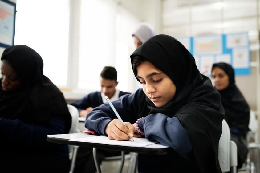 Niños musulmanes estudiando en un aula