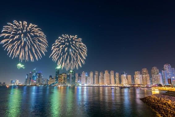 Fuegos artificiales en EAU en la víspera de Año Nuevo.