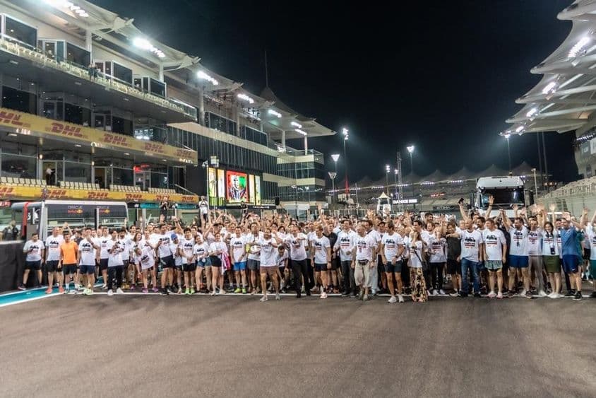 Personas esperando en la línea de salida para que comience la carrera.