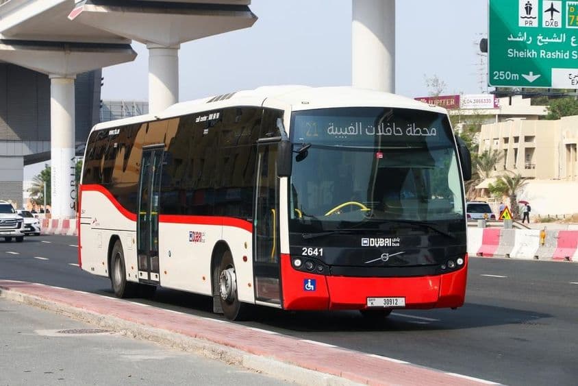Autobús de Dubai viajando por la carretera.