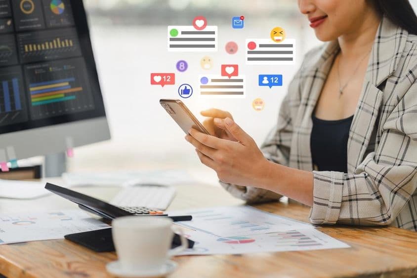 Mujer joven chateando en un teléfono.