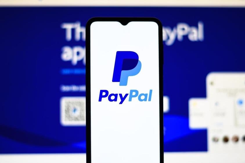 Logotipo de PayPal en un teléfono.