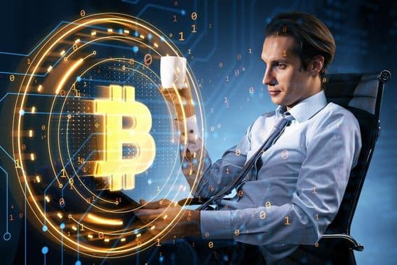 Empresario sosteniendo una taza de café mira el precio de Bitcoin.