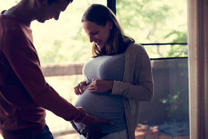 Mujer embarazada y su esposo.