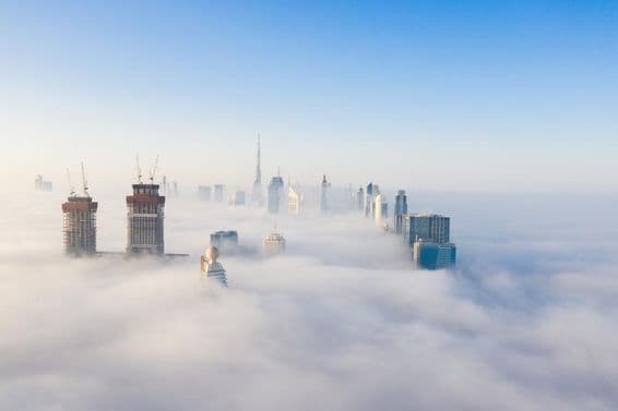 Rascacielos en Dubái envueltos en niebla.