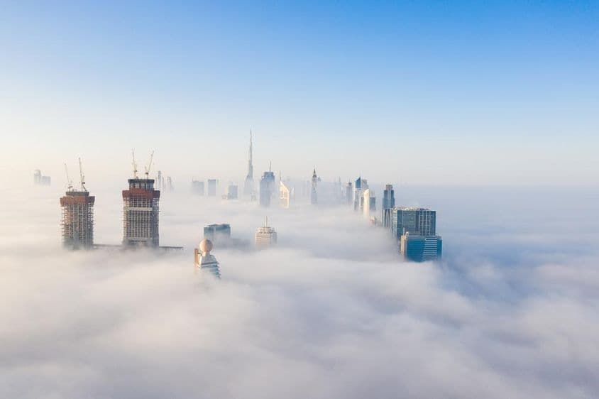 Rascacielos en Dubái envueltos en niebla.