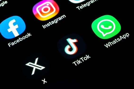 Plataformas de redes sociales en un teléfono.