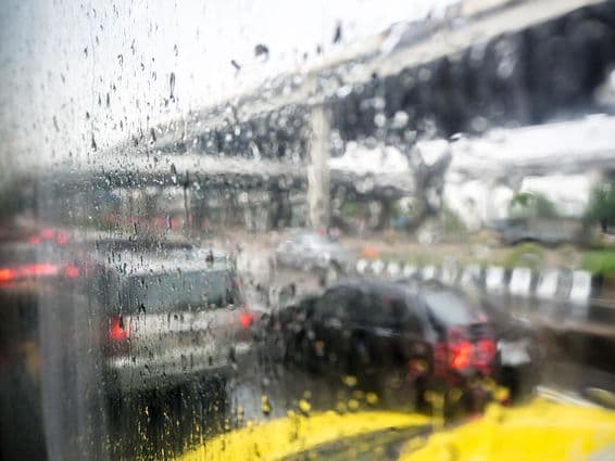 Lluvia en Dubái a través de un vidrio.