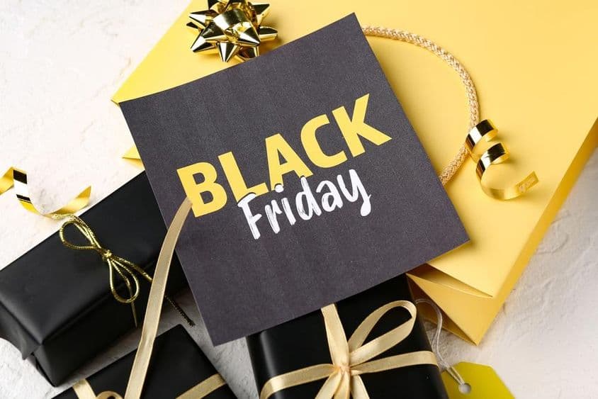 Bolsas de compras del Black Friday con etiquetas.