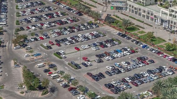 Estacionamiento de Dubái visto desde una vista aérea.