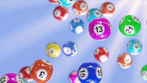 Bolas coloridas con números de lotería.