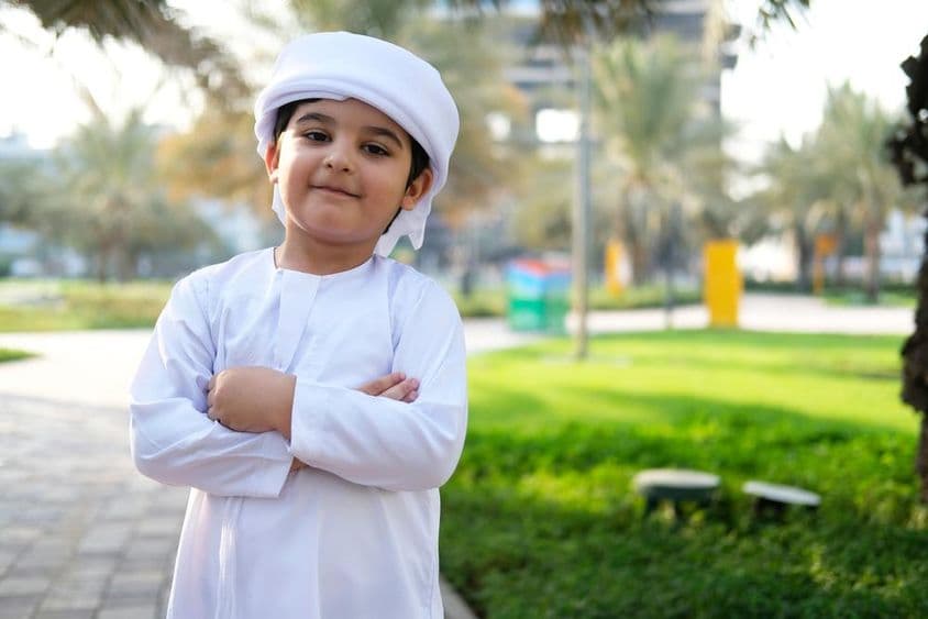 Niño feliz de 8 años en un parque en Dubái.