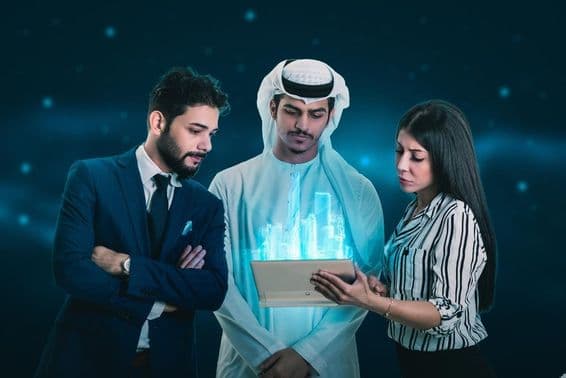 Dos hombres y una mujer examinando un holograma.