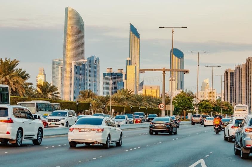 Coches conduciendo en una carretera en Abu Dabi.