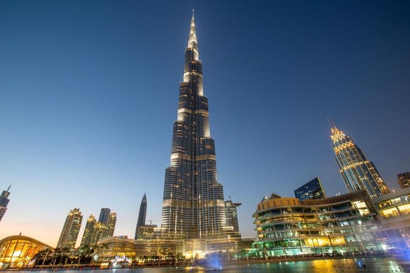 Burj Khalifa de Dubái iluminado por la noche.