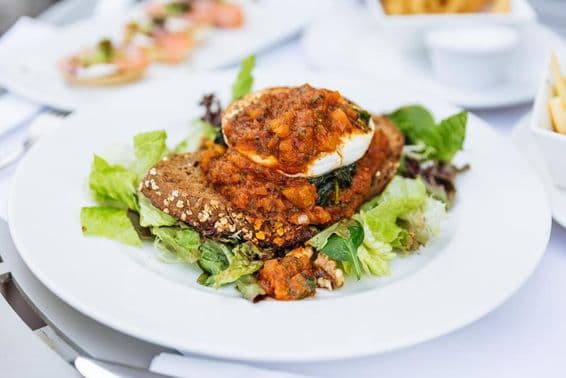 Huevos Benedict en un restaurante de Dubai.