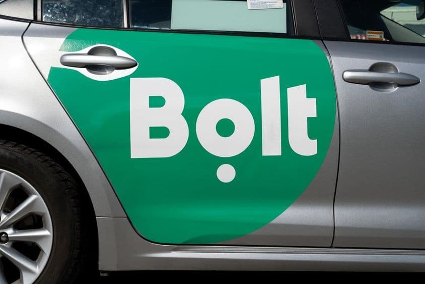 Logo de Bolt en el lateral de un coche.