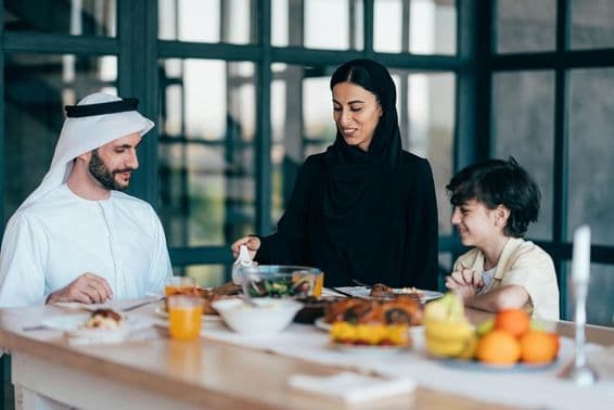 Familia de Dubai cenando en la cocina.