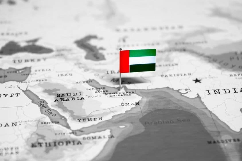 Dubái en el mapa con una bandera de EAU.