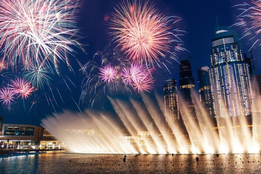 Fuegos artificiales sobre el espectáculo de la fuente del Dubai Mall.